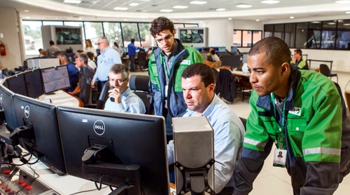 Valmet和CMPC船员讨论操作数据。