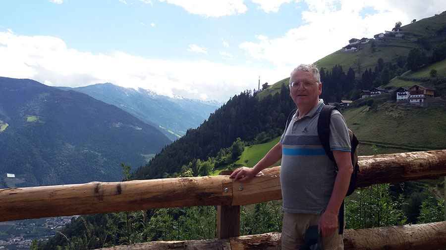 在山里徒步旅行