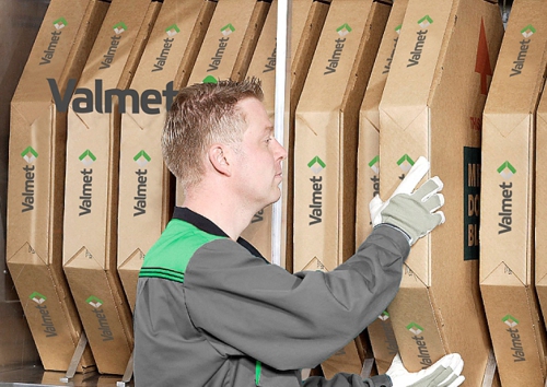 叶片箱将卷叶片储存在机器附近的小车中