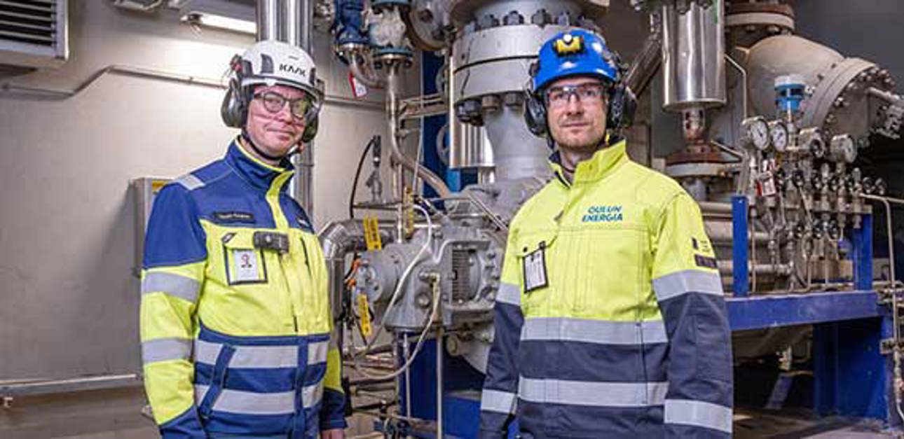 Tommi Karsikas(左)和蒂姆Onnela讨论机器振动状态监测Oulun energia Laanila生物的植物