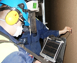 价值工程师对锅炉管进行多次超声读数。