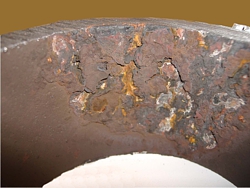 锅炉管上有厚厚的局部沉积物