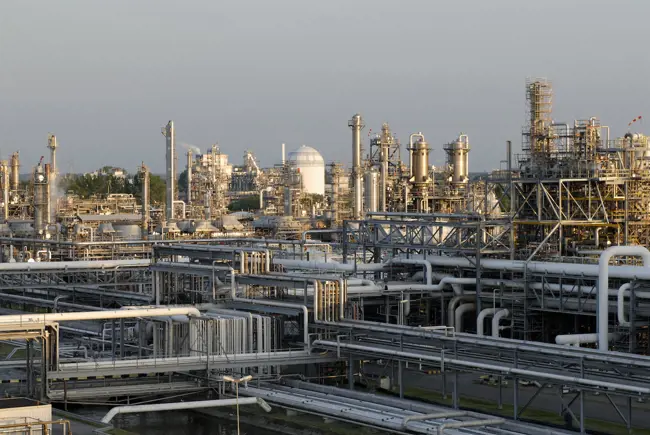 蝶阀安装,问题解决了,极端的过程条件下减少陶氏的运营成本