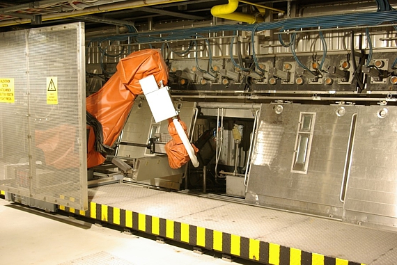 维美德熔炼喷口机器人在水平轨道上移动。