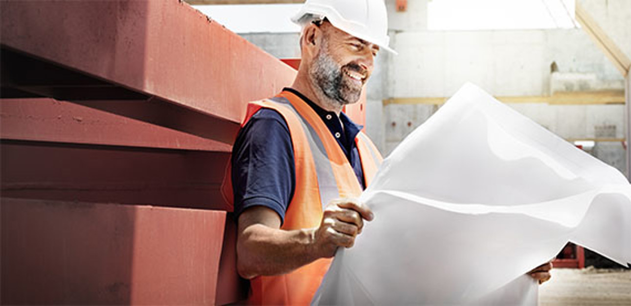 人观看造纸机重建蓝图在造纸厂