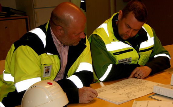 Peter Seppälä， Haapaniemi发电厂董事，Kuopion Energia和Kimmo Pitkänen，经理，客户服务，Valmet