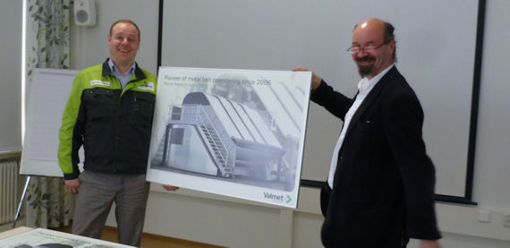 Veli-Pekka Kyllönen, Metsä Board Joutseno and Simpele Mills的副总裁和工厂经理，获得了一个金属带压光公告牌作为十周年纪念。瓦尔梅特的Mika Viljanmaa发表了节日致辞。