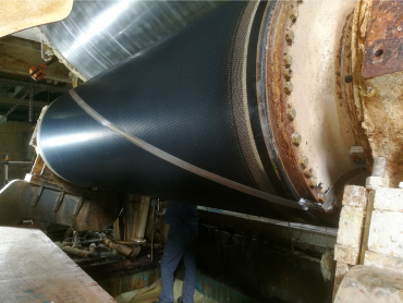 Valmet iRoll便携式动态nip轮廓测量系统安装在吸入辊上。