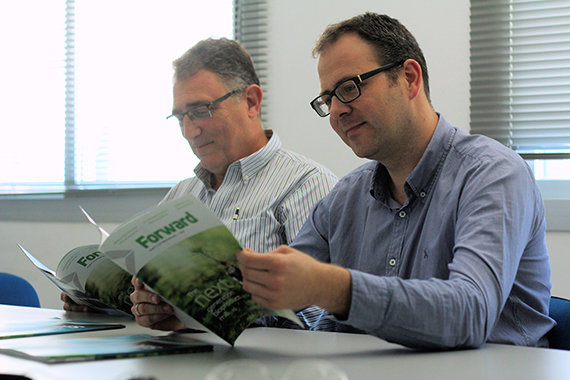 阿尔贝托·梅纳(左)，研发项目的纸浆和化学品负责人，Diego compared，创新技术项目经理。