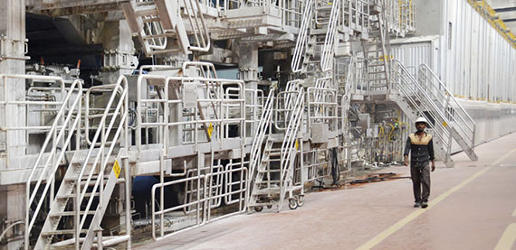 ITC有限公司的BM 1板机生产高质量的折叠箱板级别在他们的Bhadrachalam在印度的站点。