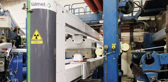 瓦尔麦特公司智商扫描仪前卷措施基础重量、水分、灰分和卡尺单面扫描仪测量水分在上光油缸。机器方向控制包括基重、水分,灰分,飞机/线比率都在这两层机压头箱。