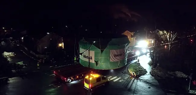 每年冬天bioproduct凯米市都会特别运输Metsa纤维的工厂每年冬天。凯米市都会穿过市中心