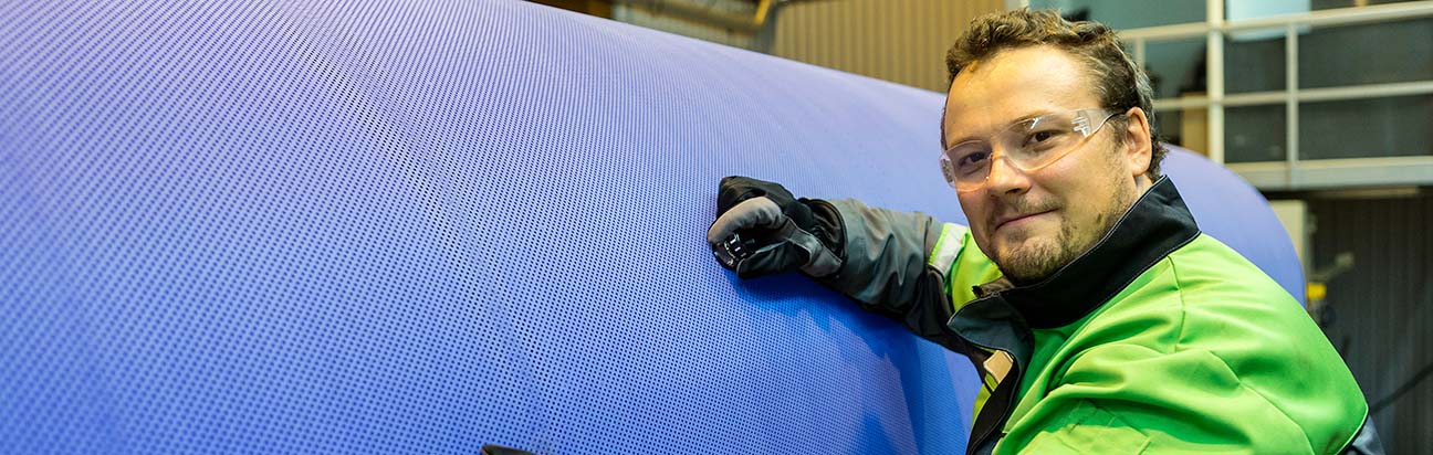 按下板和纸制作的卷盖