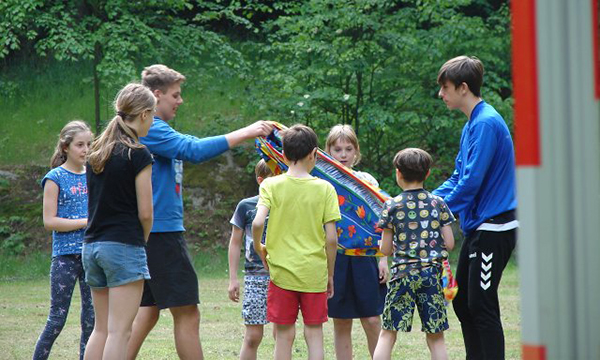 emea_600x360_childrenin garden.jpg